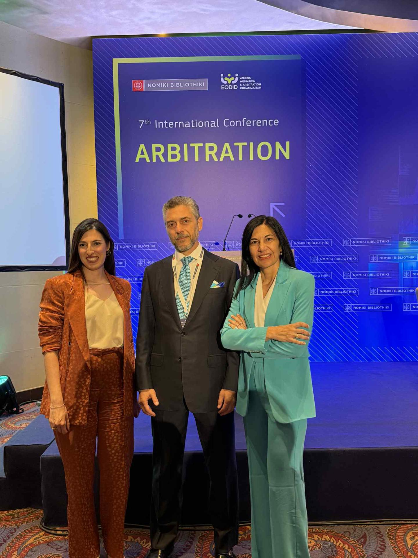 Στο 7ο Διεθνές Συνέδριο για τη Διαιτησία που διοργάνωσαν η Νομική Βιβλιοθήκη και ο ΕΟΔΙΔ απηύθυνε χαιρετισμό, ως καθ’ ύλην αρμόδια Ειδική Γραμματέας του Υπουργείου Δικαιοσύνης, η κα Ολυμπία Αναστασοπούλου.  Ειδικότερα ενημερώθηκαν οι συμμετέχοντες για το υπό εξέλιξη νομοθετικό έργο αναφορικά με την ενοποίηση του πλαισίου για την εγχώρια και διεθνή διαιτησία, καθώς και για τις πρωτοβουλίες της Ελληνικής Πολιτείας για την προώθηση, εν γένει, των Εναλλακτικών αλλά και κατ’ ουσίαν Ενδεδειγμένων Μεθόδων Επίλυσης Διαφορών.  Σταθερό γνώμονα και επιδίωξη του Υπουργείου Δικαιοσύνης αποτελεί πάντα  η  επιτάχυνση και η αποτελεσματικότητα στην απονομή της Δικαιοσύνης.